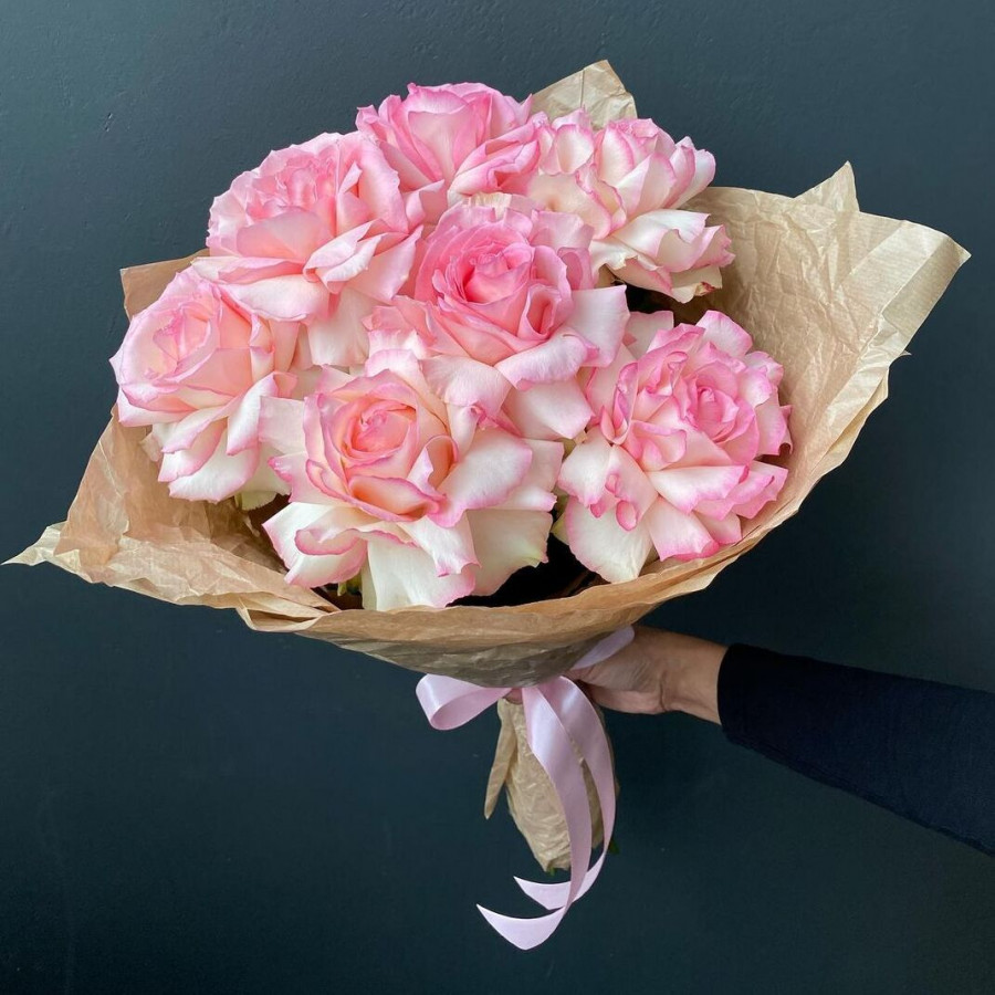 Букет из 7 розовых ажурных роз