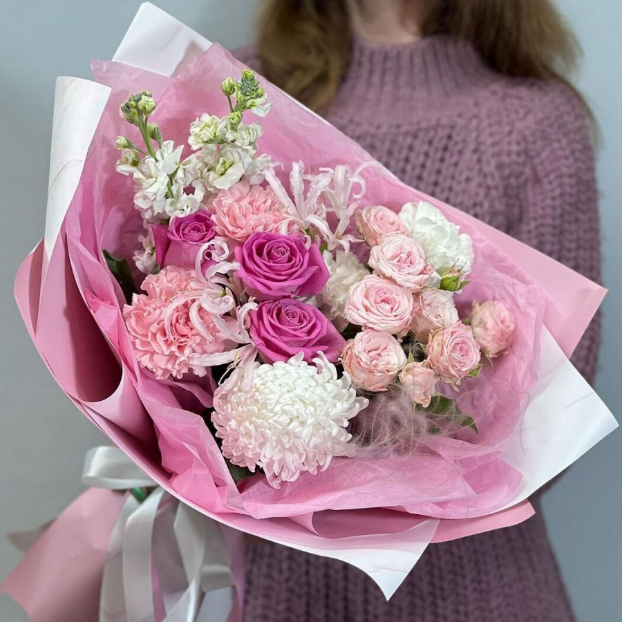 Букет из розовых роз и белых хризантем - фото 2