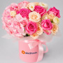 Композиция из гортензии и роз в коробке «Фламинго»